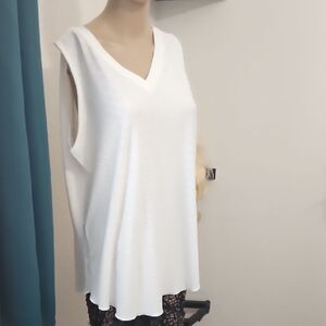 Automet Elegant White Sleeveless V-Neck Top